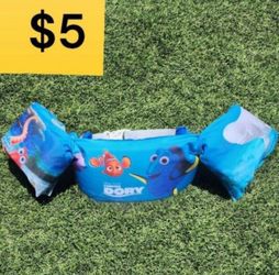 SWIM LIFE VEST LIFE JACKET (SELLING FOR $5)