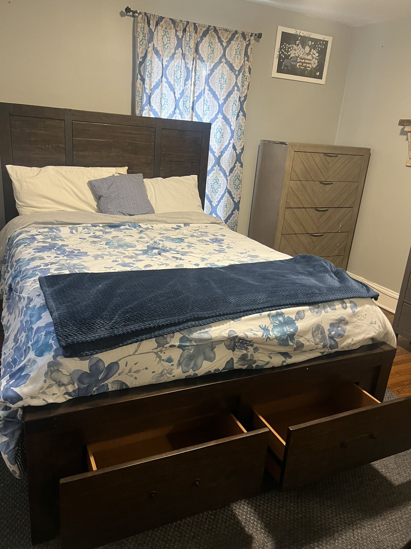 Bedroom furniture set
