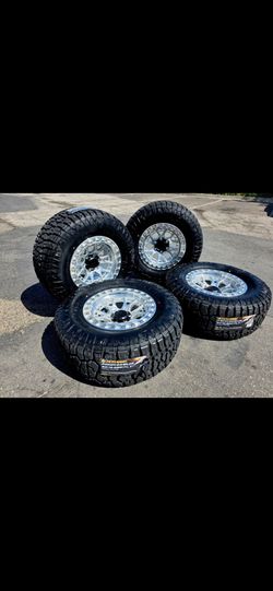 17" LOCK Commando rims w- 33" RT tires