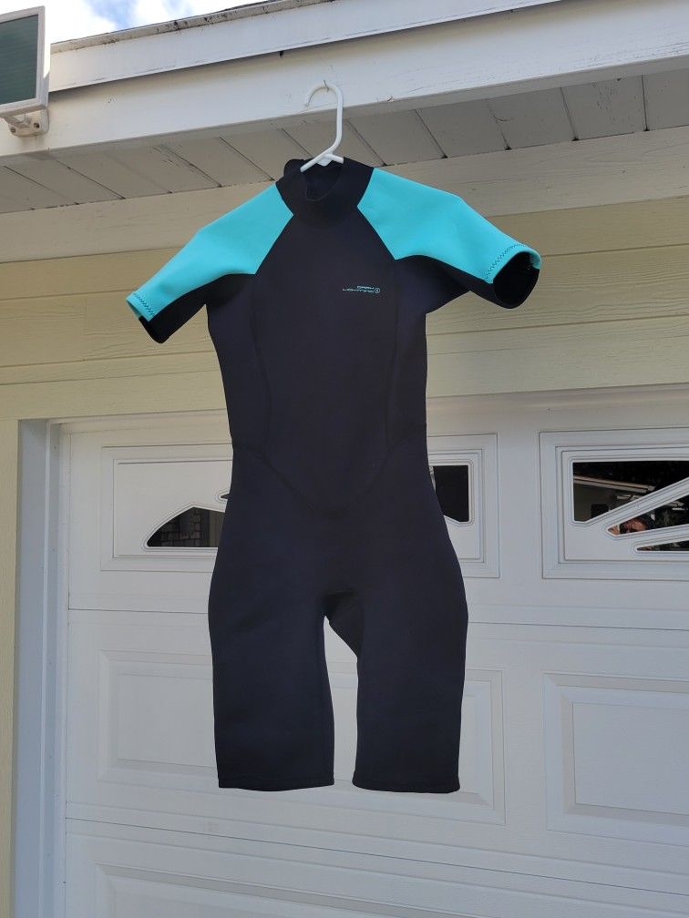 BRAND NEW Size 6 - 3mm Wetsuit 
