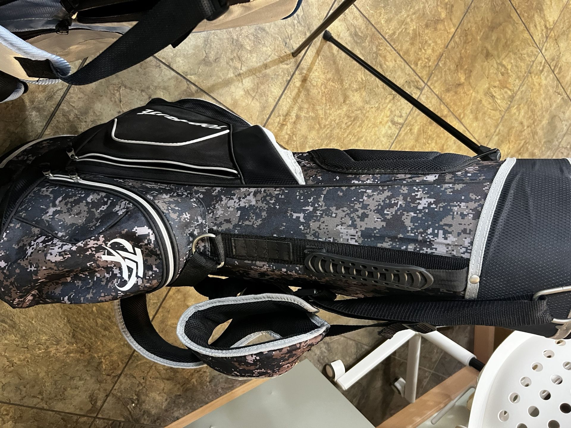 GR88 golf Bags, Carry Stand Bags W Two Double Straps, mom And Dad, Brother Sister Whatever, Both Are Demo Models, $98 Each