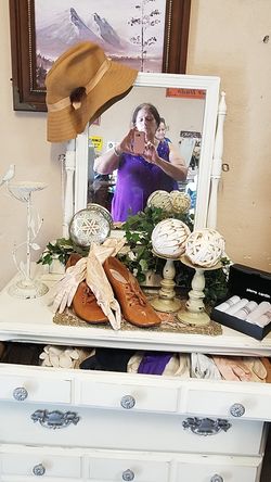 Shabby sheek antique dresser