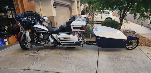Harley-Davidson Electra Glide Ultra Classic with matching cargo trailer.