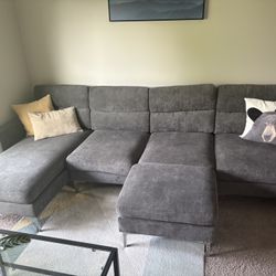 4 Piece Couch, Light Movable And New