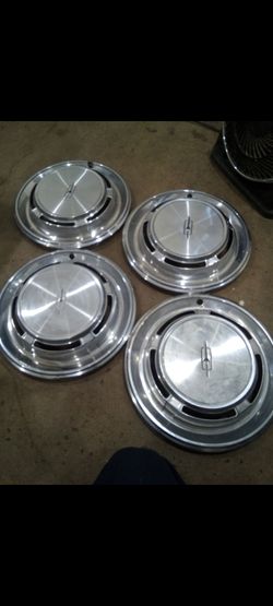 Oldsmobile hubcaps 14 inch