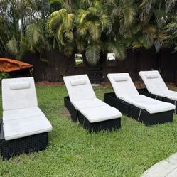Lounge Chairs 