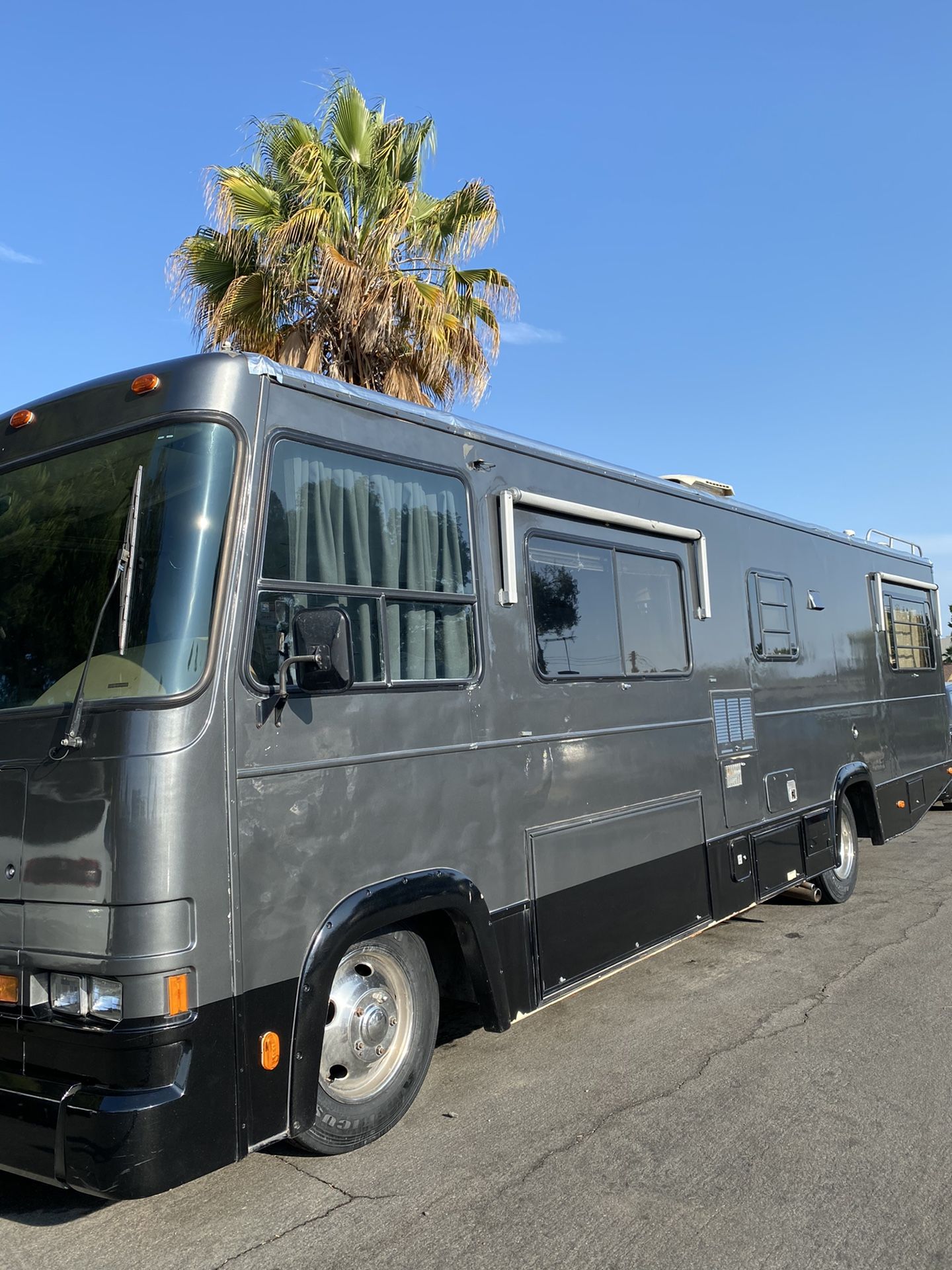 RV/Motorhome 30’ Fleetwood Flair Class A