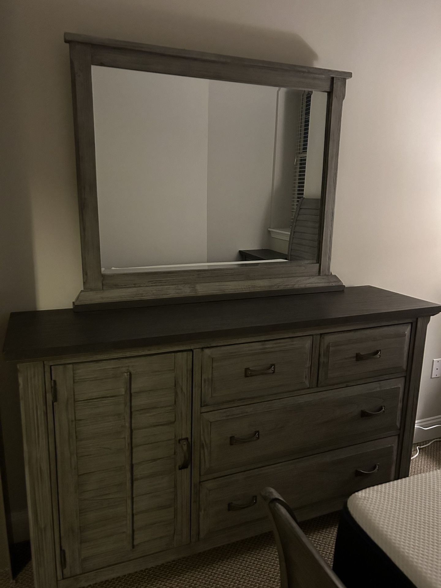 Bedroom Furniture Mirrored Dresser and Nightstands 