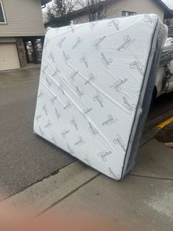 Huge sale for Mattress And Box Twin size #mattress and box 150.$ full 190$ Queen 200$ king 290$. free delivery free set up 708….289…7715… cash or Zell