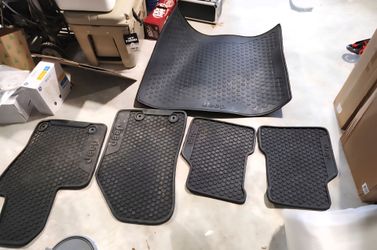 2017-2021Jeep Compass Rubber Floor Mat Set with Cargo Mat OEM, Used for a year only