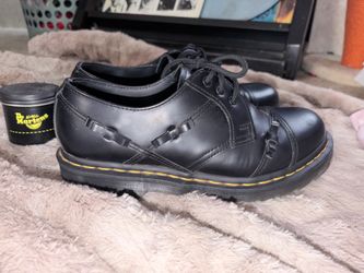 5 pairs of shoes size 8 in women’s