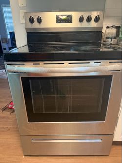 Complete Frigidaire brand kitchen set
