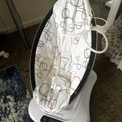 Mamaroo Swing with bluetooth 