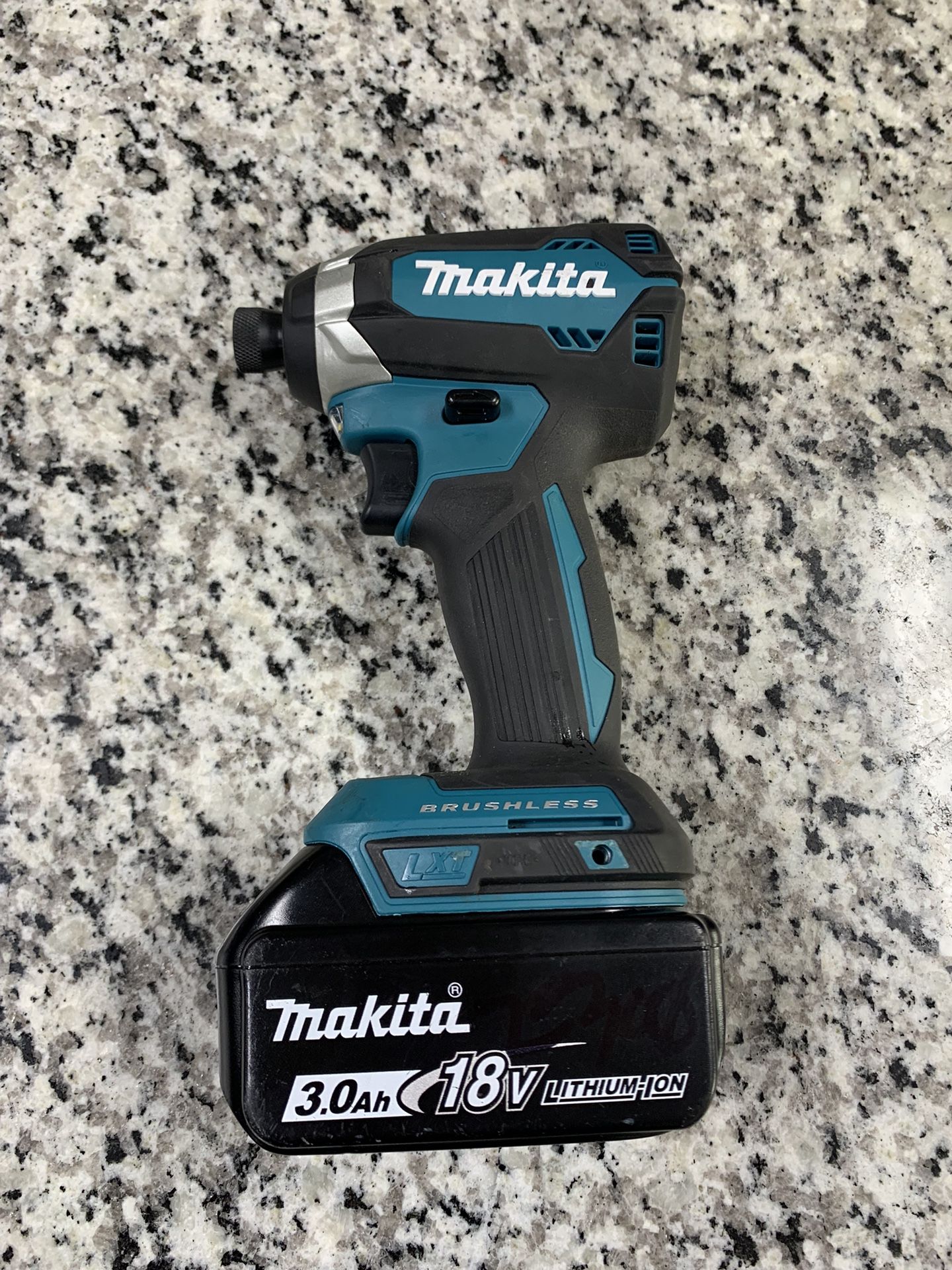 Makita XDT13 18V Lithium-Ion Brushless Cordless Impact Driver & 3Ah Battery