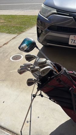 Titliest complete set of golf club excellent condition Callaway driver nice putter with super light Nike bag with a stand excellent condition.