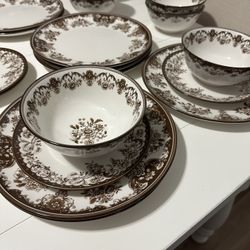 Beautiful Toile Pattern Dish Set 