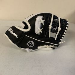 Wilson Youth 10” T-Ball Glove Black/White.                      Ez