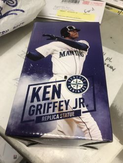 Ken Griffey statue