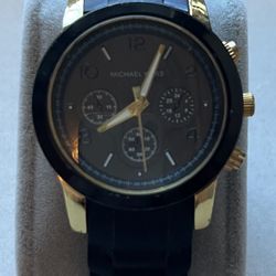 Round  Face Chunky black Watch /black silicone Type Rubber band. Gold accents