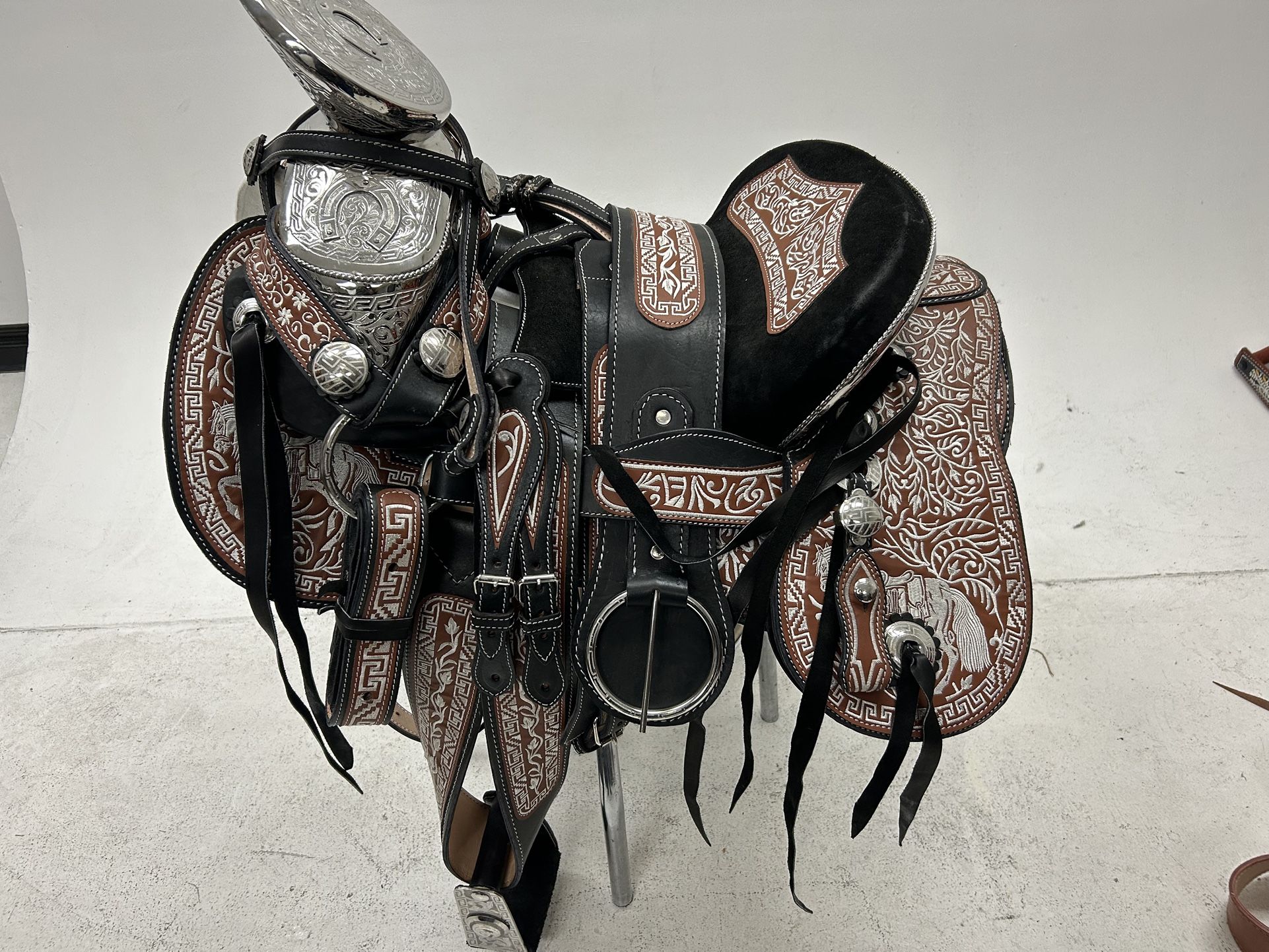 Montura Con Fuste Plateada