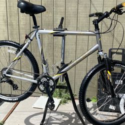 MTB Trek 820 frame size :22.5 tires 26” ready to ride