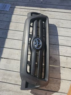 2005 toyota Tacoma front grille
