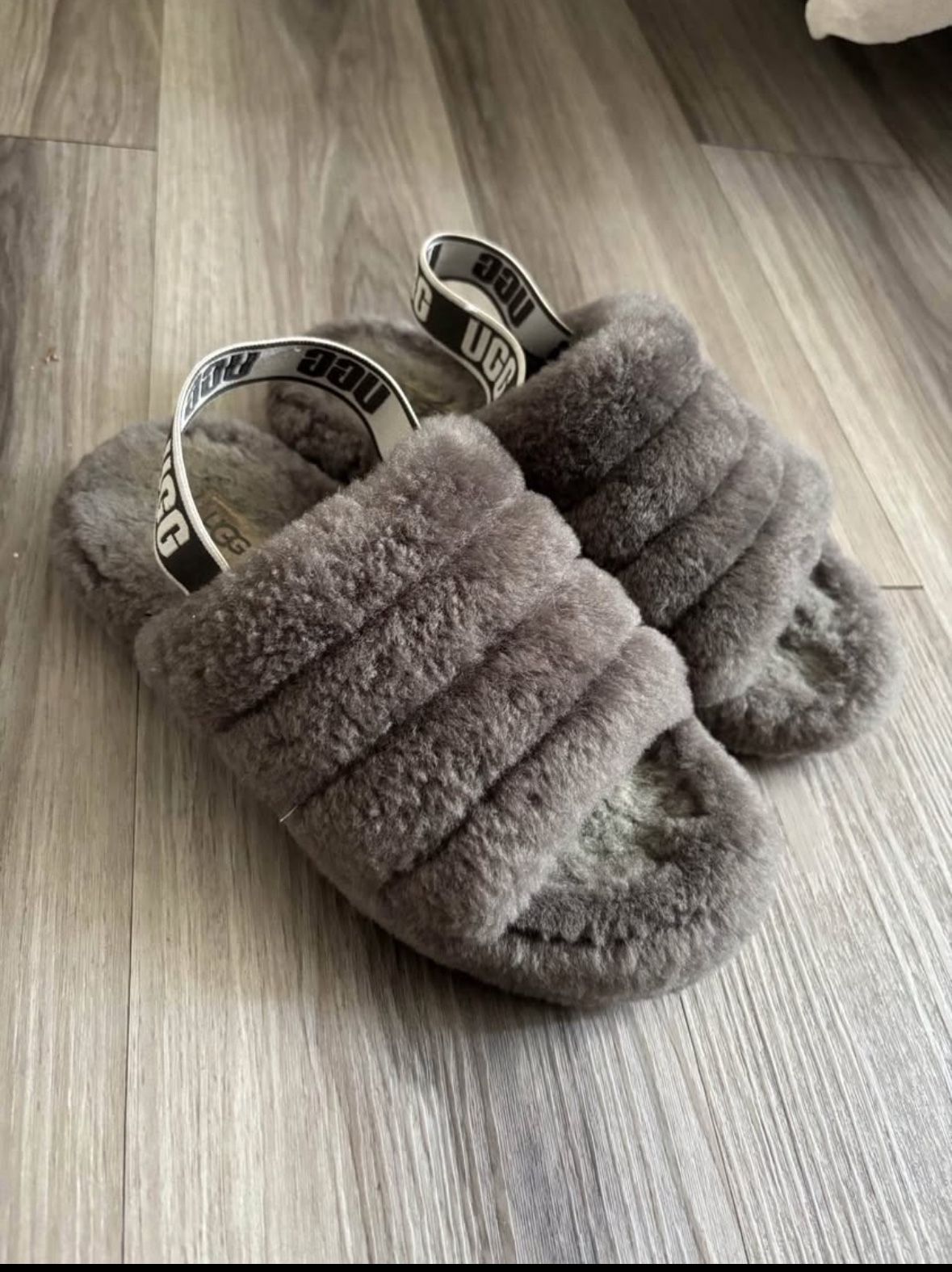 UGG SLIPPERS