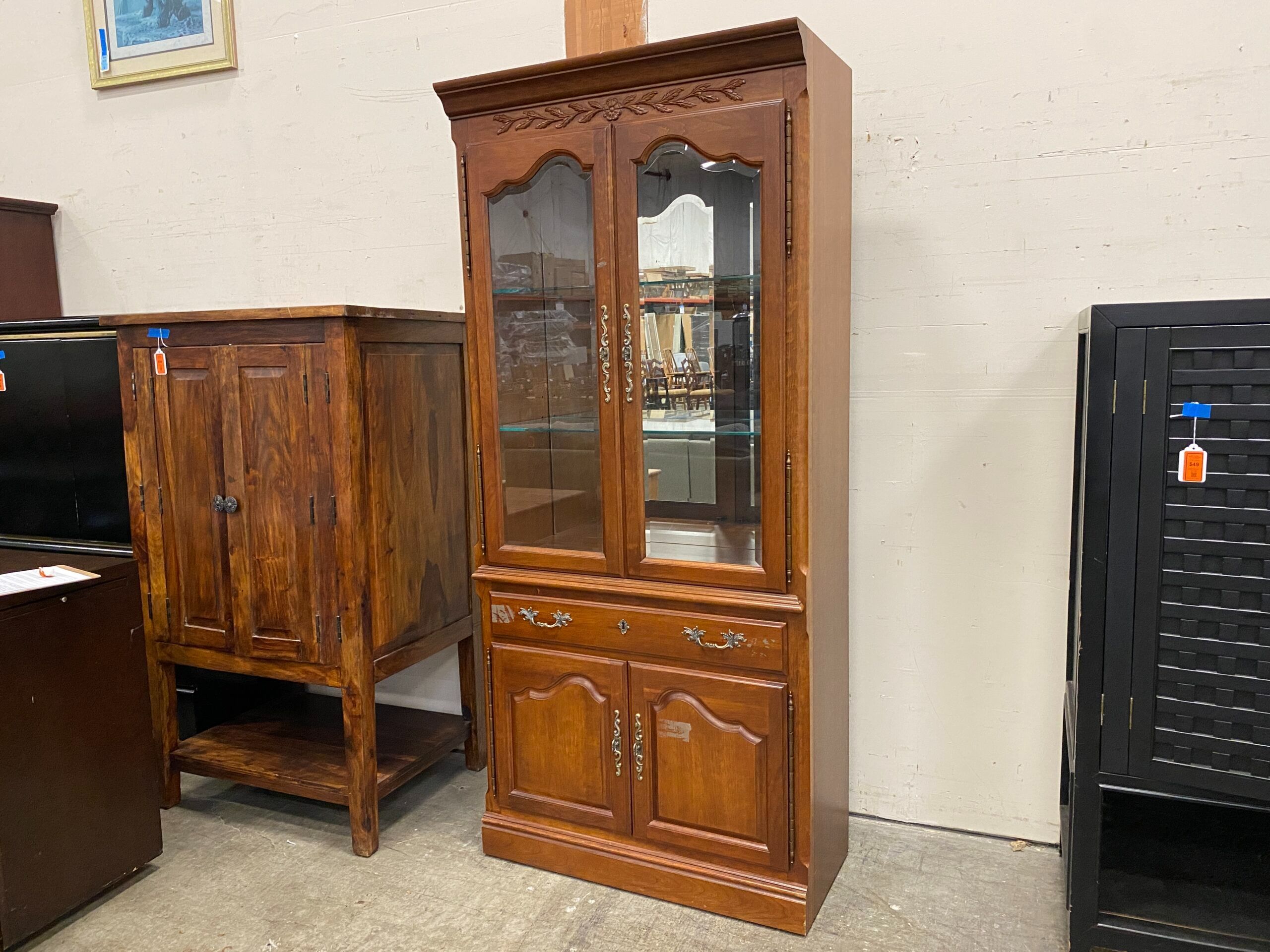 THOMASVILLE Montrachet Cherry China Hutch with Glass Doors and Bottom Cabinet