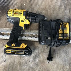 Dewalt 20v Cordless Drill With Charger And Batery 