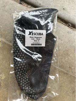 Suitable for wading, diving, fishing, and the beach. Size 11.