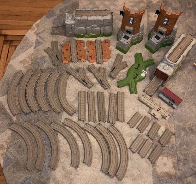 Train Set Lot - 2011 Guilana Thomas LTD Mattel Model X5021 - 107 Pieces