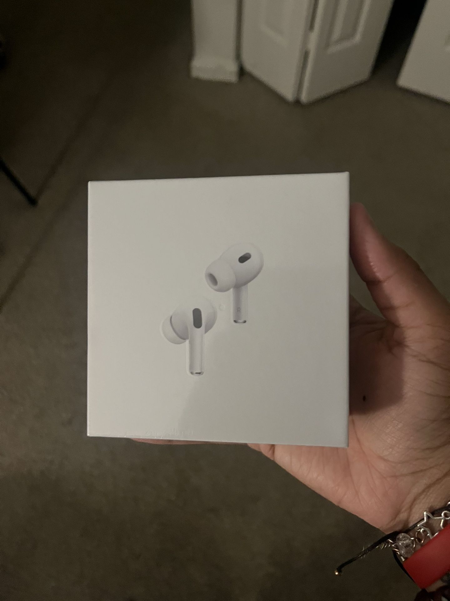 AirPods Pro 2: immersive sound, active noise canceling, and long battery life.