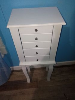 Nice white girls women's jewerly stand up box