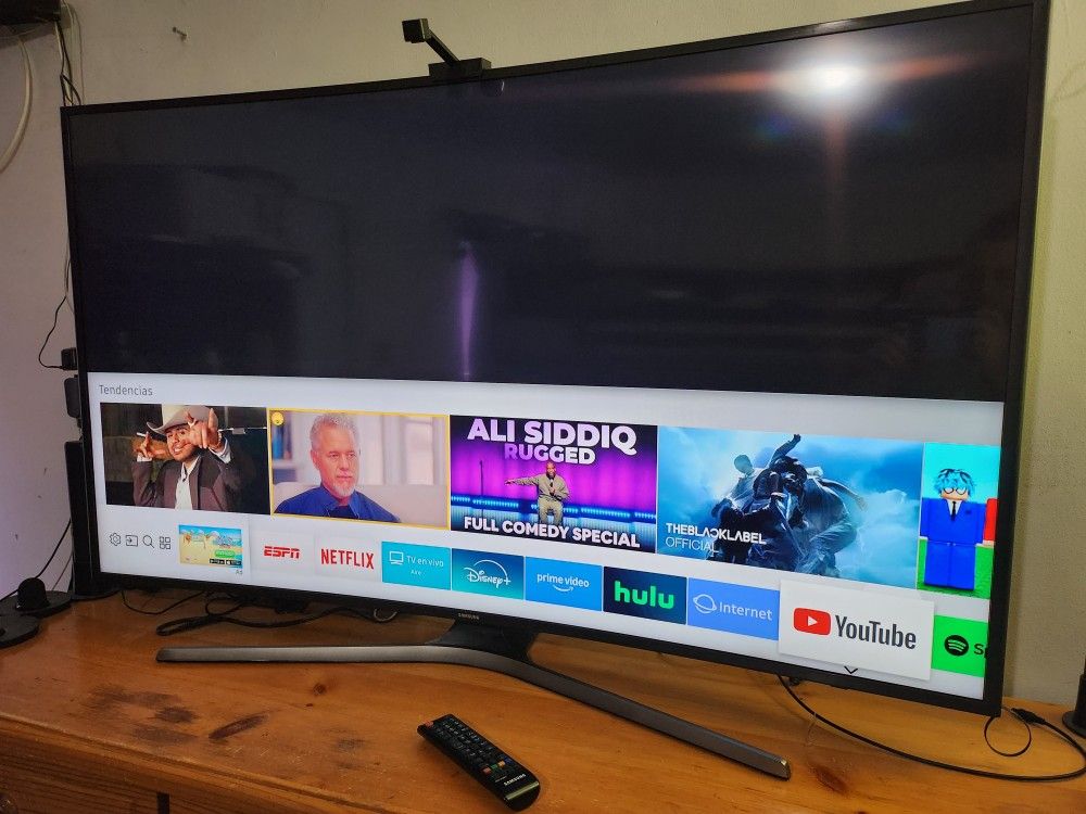 📺 **Samsung 55” Curved Smart TV – Great Condition!** 🌟