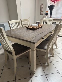 Dinnig table 6 chairs 7 piece total
