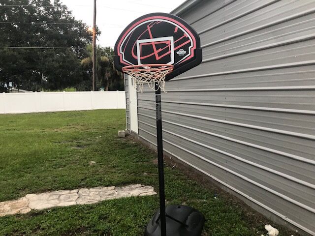 Basketball hoop / pole med size