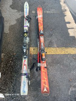 🎿 Skies 2 Sets  W / 5 Poles 