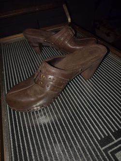 White Mountain "Priscilla" Leather Cogs
(Size 6/7)