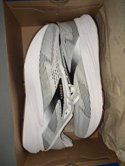 Brooks revel 8 running shoes
