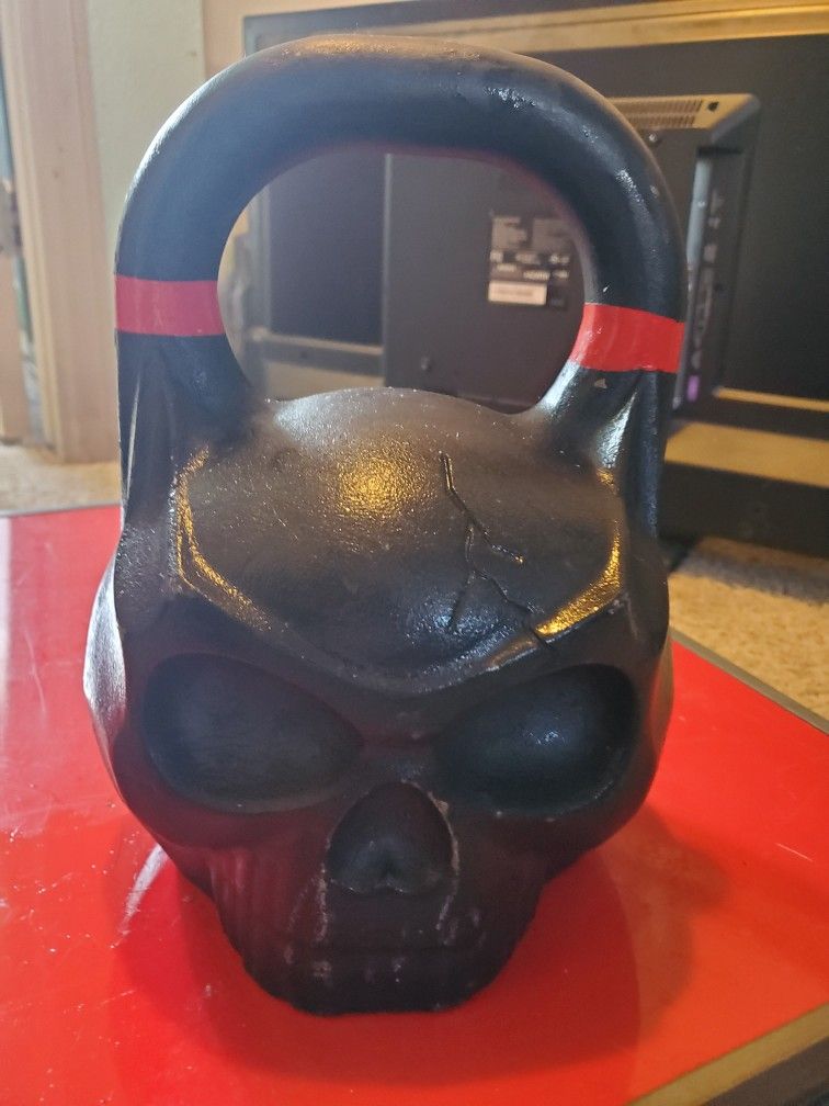 Skullshaped Kettleballs Titan Fitness Full 7 Piece Set