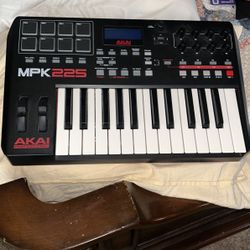 AKAI Professional Weighted Mpk225