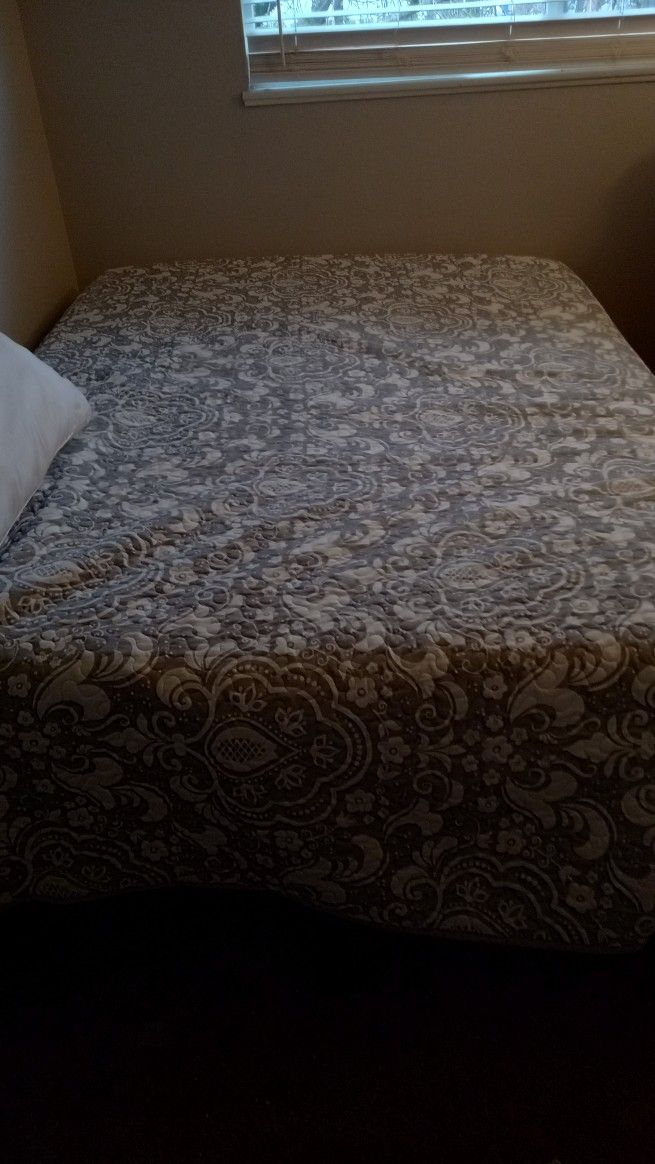 Queen Bed Memory Foam 14 Inch.