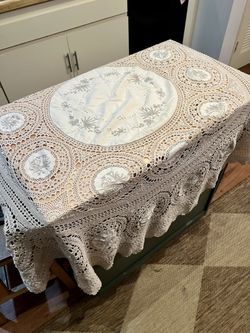 Vintage Round Crochet Tablecloth Topper w Hand Embroidery