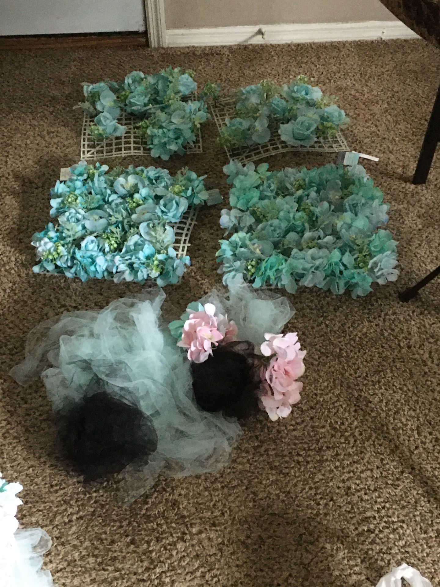 Wedding items: artificial flowers and tulle bundle