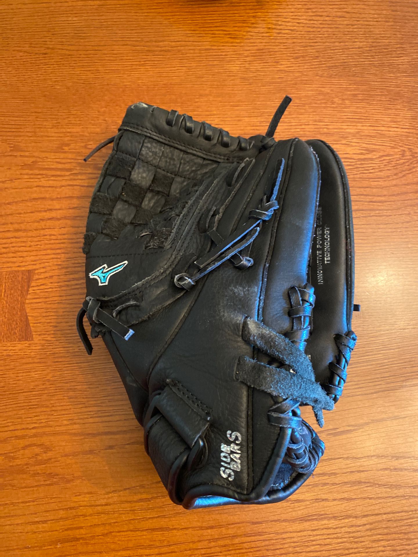 Mizuno girl’s softball glove