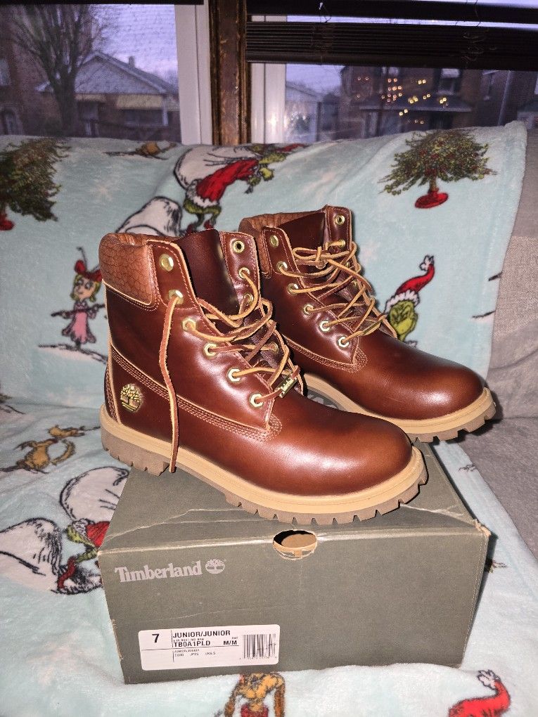 Brown leather Boys youth 6" Timberland Boots in a size 7-SE HABLA ESPAÑOL