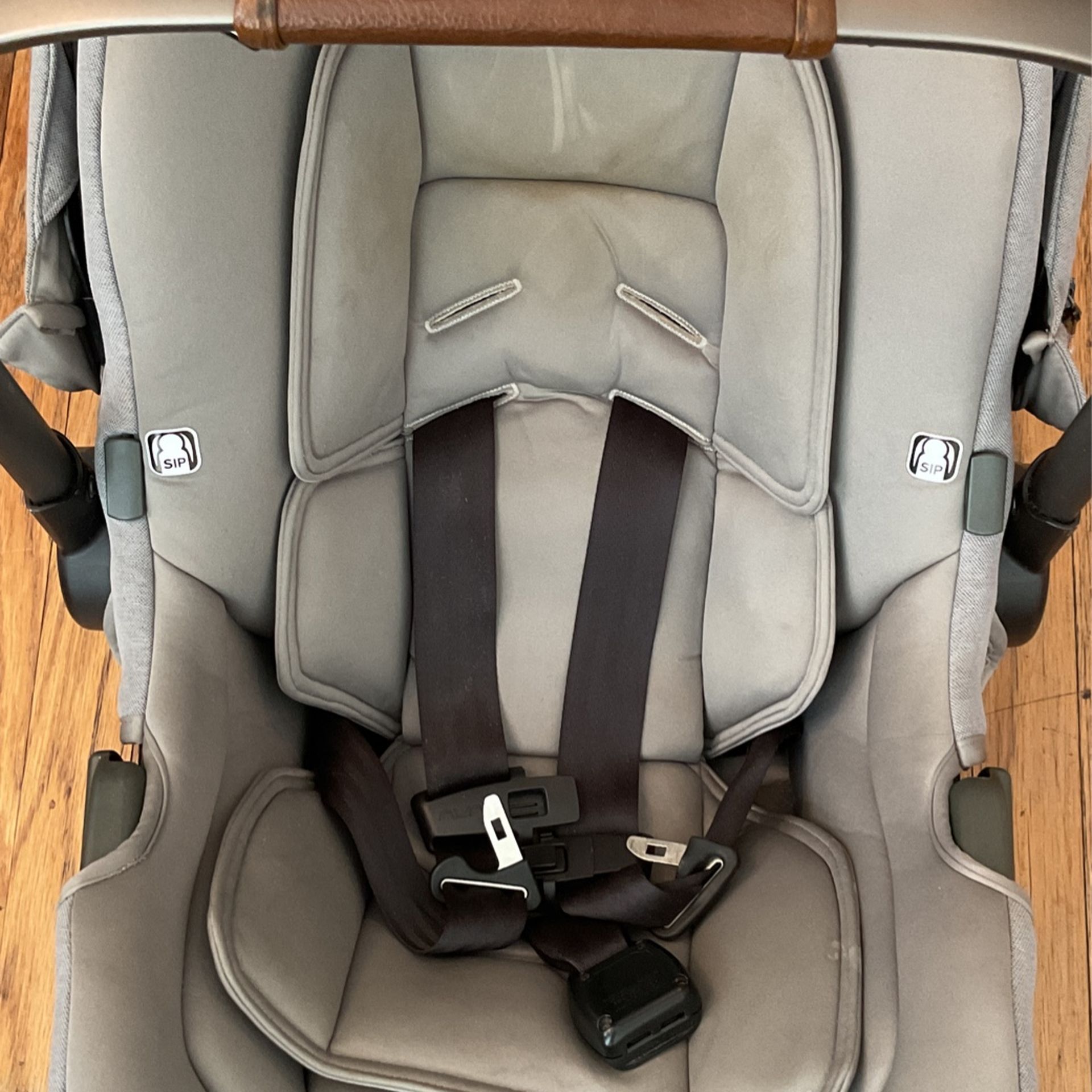 Nuna Baby Car Seat Plus Car Base! Beautiful condition!