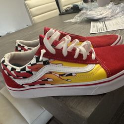 Skater Vans (Sz 7y) Missing Lace