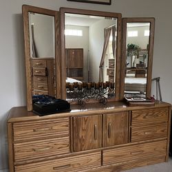 Oak dresser with mirror in excellent condition
