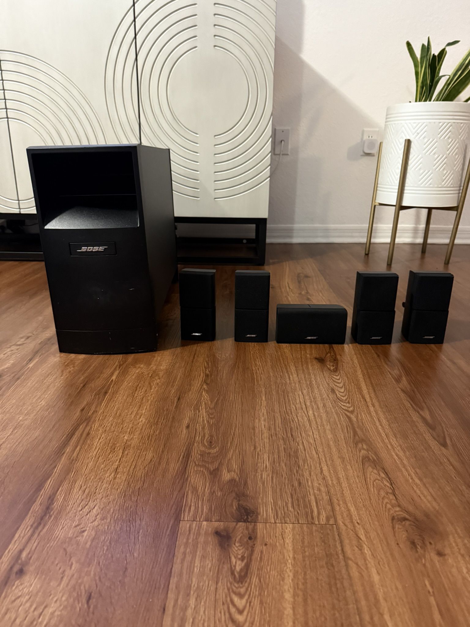 Bose Acoustimass 10 Series IV Home Entertainment Speaker System - Black + the wall muounts..